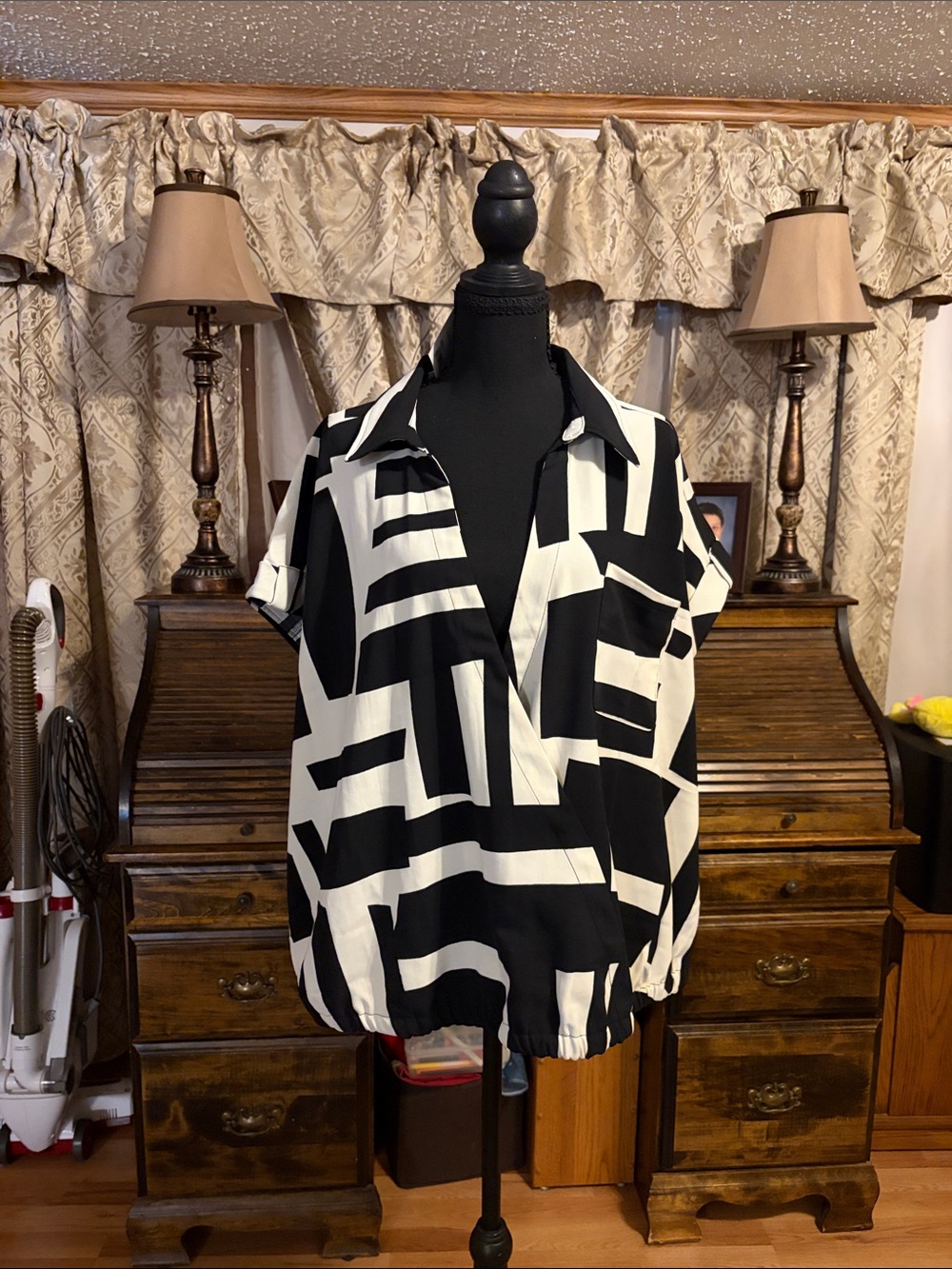 Nine West Black & White Geometric Pullover Top